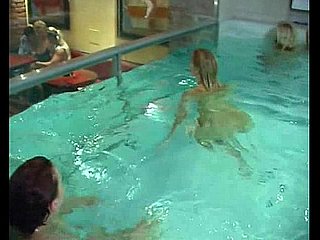 泳池他妈的派对