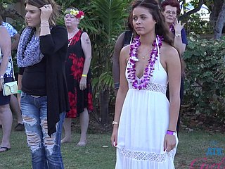 Morena excêntrica geme enquanto é fodida com força na festa