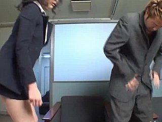 令人惊叹的亚洲秘书吹嘘她的老板的硬公鸡