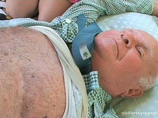 Bazaar tiener met fris gezicht Kristyna B geeft een pijpbeurt aan oude abb?