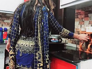 زوجة البيت assfucked في المطبخ من قبل زوج الديوث