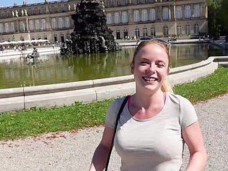 Puta pública! Rainha coroada no Castelo Herrenchiemsee com fonte de esperma!