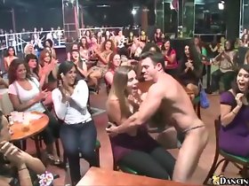华丽的女人展示自己的家伙吸血技能