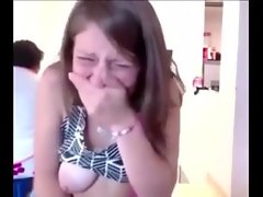 Putri memiliki orgasme diam dan menyemprotkan