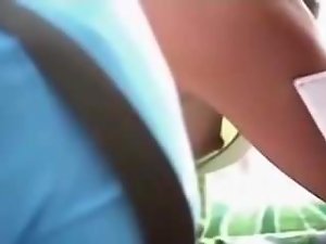 Downblouse Sideview Tetek Besar di Bar, Cafe