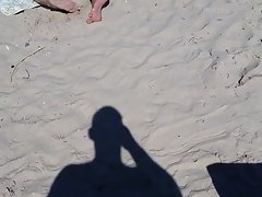 ساحل سمندر پر ننگی نوعمر