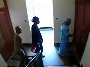 三个黑人他妈的一个金发碧眼