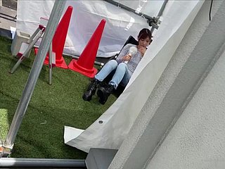 سيدة محلية مثيرة مع الجينز يستمني في البرية