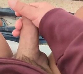 Excitée et solitaire = branlette brutale et fessée de bite.