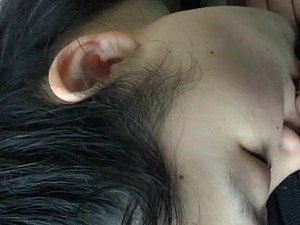 Pompini collega femminile per l'uomo sul ciglio della strada