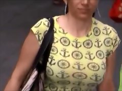 偷拍奶子：苗条丰满的白人妇女（黄色上衣）3