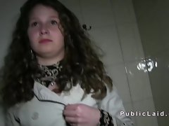 پبلک ایجنٹ جم تبدیلی کمروں میں نوعمر fucks