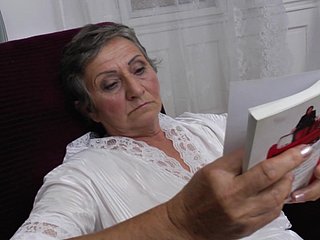 이 호색한 할머니는 일주일 내내 자위행위를 합니다.
