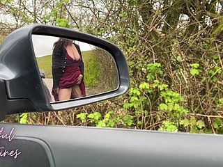 A melhor amiga MILF da minha mãe me fodeu ali mesmo doll-sized carro dela