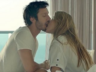 Bride Suárez nue dans une scène de sexe
