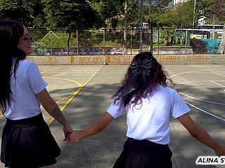 두 명의 반항적인 학생이 열정적인 레즈비언적 즐거움을 위해 수업을 그만두다
