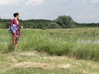 在湖边伸展我紧绷的肛门
