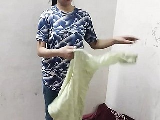Chica musulmana ko escuela me jakar pel diya
