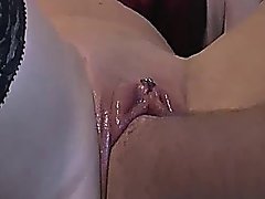 她的草率宽松的阴道两个巨大的拳头