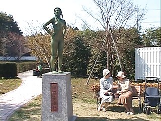 Asiático estatua de coldness mujer
