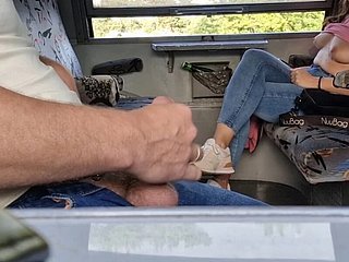 DickFlash anent de trein: Vreemdeling laat tieten zien terwijl ze haar ziet masturberen