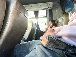 Busavontuur: Ik laat mijn pik zien aan een sexy schatje... ze kan het niet laten