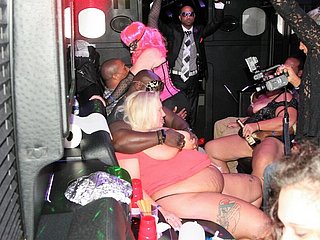 Partybus voor swingervrouwen met een grote kont