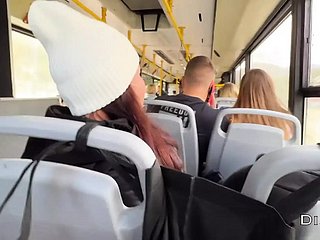 Een vreemd meisje rukte zich af en zoog mijn lul, een motor coach vol mensen
