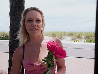 Kelsey Kane heeft plezier terwijl ze haar vriend een blowjob geeft