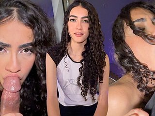 Cô gái Latina xinh đẹp 18 tuổi hồi hộp ghi lại cảnh sextape đầu tiên của mình cho trang cá nhân.