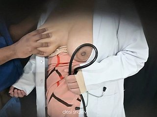 Médecin sexy examinant influenza mouthful d'un if it should happen