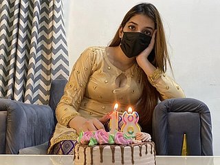 Üvey kız kardeş, üvey kardeşine 18. yaş gününde en güzel hediyeyi verdi.