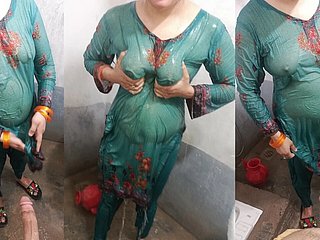 Banyoda Sıcak Karımla Birlikte Oynuyorum Çok Seksi