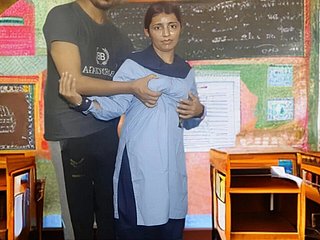 Indisches jungfräuliches Schulmädchen hat zum ersten Mal ihren Lehrer gefickt, virales Sexvideo zwischen Schülern und Lehrern