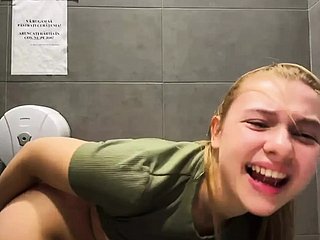 Eerste keer dubbele penetratie. Anale seks met een grote lul.
