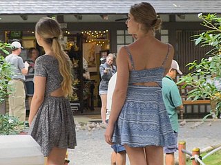Während der Reise nutzen Nicole und Veronica jede Gelegenheit, um zu necken