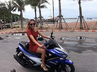 Novia tailandesa monta en moto y folla en casa