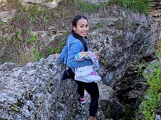 Sexo en público en una cueva bracken una MILF tailandesa