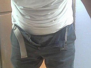ชายหนุ่มหลั่งในห้องอาบน้ำและห้องเก็บของในออฟฟิศ