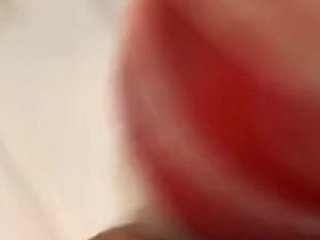 이 모험심 넘치는 미녀가 색다른 자위 행위를 통해 독특한 질감과 소리를 경험해 보세요. 그녀는 골이 진 병뚜껑에 콘돔을 씌운 후, 부풀어 오른 음핵에 단단히 눌러 플라스틱과 살이 부딪히는 특유의 소리를 만들어냅니다. 다리를 활짝 벌린 채, 그녀는 병뚜껑의 질감 있는 표면을 원을 그리며 문지릅니다. ASMR 마이크는 그녀의 흥분이 고조되는 모든 축축하고 미끈한 소리를 포착합니다. 병뚜껑의 돌기가 예민한 신경을 자극하자 그녀는 숨을 멈춥니다. 그녀의 골반은 임시방편으로 만든 장난감에 밀착됩니다. 점점 강렬해지는 흥분 속에서 그녀의 온몸은 쾌감으로 경련하고, 애액이 자유롭게 흘러나오며 이 독창적인 음핵 자극으로 강력한 오르가즘을 경험합니다. 병뚜껑은 그녀의 여성적인 체액으로 반짝입니다.