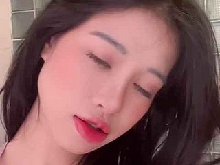 대담한 노출증 환자가 대낮에 옷을 모두 벗고 완벽한 몸매를 세상에 드러냅니다. 그녀의 봉긋한 가슴은 그녀의 당당한 걸음걸이에 따라 자유롭게 흔들리고, 나체에 대한 부끄러움은 전혀 없습니다. 그녀는 인적이 드문 곳을 찾지만, 발각될지도 모른다는 스릴을 느끼며 여전히 눈에 띕니다. 다리를 활짝 벌리자 매끈하고 완벽하게 정돈된 음부가 드러나고, 흥분으로 반짝입니다. 그녀는 손가락으로 클리토리스를 애무하며 대놓고 자위하고, 쾌락의 파도가 온몸을 휩쓸자 큰 소리로 신음합니다. 누군가 자신을 보고 있을지도 모른다는 흥분에 그녀는 미쳐버릴 것 같고, 유두는 다이아몬드처럼 단단해지며, 온몸이 떨리고 숨이 막힐 듯한 오르가즘에 도달합니다.