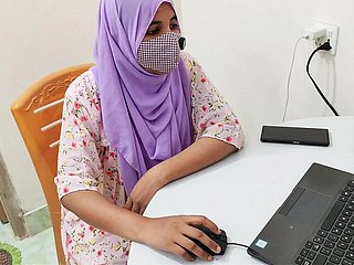 Een conservatieve, hijab-dragende Indiase bhabhi staat voor een moeilijke keuze wanneer haar knappe baas duidelijk maakt dat carrièrevooruitgang volledige seksuele onderwerping vereist. De traditionele kantooromgeving verandert in een hol van verboden genoegens wanneer ze haar hijab afdoet en haar verbluffende vormen onthult, die normaal gesproken verborgen blijven voor het publiek. Haar baas aarzelt geen minute en verkent elke ronding van haar voluptueuze lichaam. Zijn ervaren handen brengen haar naar hoogten van genot die ze nooit met haar tramp heeft ervaren. De vergadertafel wordt hun approach closely terwijl hij haar van achteren neemt, aan haar haar trekt en haar vernederende namen noemt die haar verrassend genoeg opwinden. Haar traditionele kleding ligt in wanorde terwijl ze handelingen verricht die ze zich nooit had kunnen voorstellen, waaronder diepkeelslikken en anale penetratie. De machtsverhoudingen verschuiven volledig wanneer ze begint te genieten van de onderwerping. Haar lichaam reageert gretig op elk bevel en uiteindelijk ontdekt ze een seksuele kant die ze nooit eerder kende, terwijl ze tegelijkertijd de promotie veiligstelt die haar familie zo hard nodig heeft.