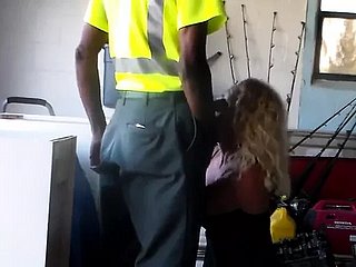 دق جرس الباب معلنًا وصول فني شركة الغاز، لكن هذه الزوجة المهملة كانت تعاني من مشاكل أخرى في الأنابيب. تعمّدت ارتداء رداء حريري شفاف انفتح فجأةً عندما انحنت، كاشفًا عن ثدييها الممتلئين وفرجها المتلألئ. اتسعت عينا العامل الشاب وهو يشعر بعضوه ينتصب تحت بزته. وجّهت يده نحو موضعها الحساس، متأوهةً بينما تستكشف أصابعه ثناياها المتلهفة. على طاولة المطبخ، فتحت ساقيها على مصراعيهما بينما التهمها بفمه قبل أن يغرز قضيبه الضخم عميقًا داخلها. انقبض فرجها المهمل طويلًا حوله بينما غمرتها موجات متتالية من النشوة. تركها غارقةً في لذة النشوة وفي سائله المنوي، كحل مؤقت لإهمالها الزوجي المزمن.