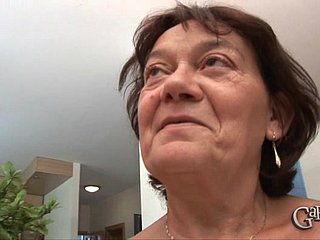 Yetmiş beş yaşındaki Livia'nın kırışık bedeni, iki kaslı adamın narin bedeninin üzerinde yükselmesiyle heyecanla titriyor. Gümüş rengi saçları, deneyimli ellerin sert karın kaslarını ve zonklayan ereksiyonlarını hevesle keşfetmesiyle gençlik enerjileriyle tezat oluşturuyor. Bu yaşlı fahişenin on the top of yıllarca süren cinsel deneyimi, aynı anda iki etkileyici penisi okşarken ve birini diğerinin ardından derinlemesine yutarken parlıyor. Livia'nın sarkık göğüsleri, çift penetrasyona hazırlanırken çılgınca sallanıyor; yaşlı vajinası arzuyla damlıyor, genç penisler ihmal edilmiş deliklerine sertçe girerken bu büyükanne, iki adam da yüzünü sıcak meniyle kaplayana kadar zevkten inliyor.