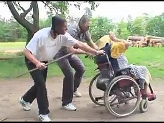 Bu yaşlı fahişe, yatağa zorla atılırken kaba seks için doymak bilmez iştahını kanıtlıyor. Sarkık göğüsleri çılgınca sallanırken, kalın bir penis acımasızca buruşuk vajinasını dövüyor. Ağzı tıkalı ve bağlı halde, elleri başının üstünde sabitlenmişken, sadece geçici ağzından inleyebiliyor. Saldırgan adam, sarkık kalçaları kıpkırmızı olana kadar tokatlıyor, sonra ellerini boğazına dolayarak nefes almasını engelliyor ve istismar edilmiş deliğine sertçe giriyor. Yaşına rağmen, tecrübeli vajinası penisini bir mengene gibi kavrıyor ve onu açgözlü bir şekilde emiyor. Will not hear of acımasız itiş vücudunda şok dalgaları yaratıyor, titreyen uyluklarından sular akmasına neden oluyor ve arzuladığı ucuz seks oyuncağı gibi kullanılıyor.