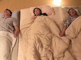 ایبی شیورینا، شاندار ایشیائی دلہن، کو اپنی حقیقی دعوت کا پتہ چل گیا جب وہ اپنے بوڑھے شوہر کی اس طلسماتی تسلسل میں مکمل طور پر ہتھیار ڈال دیتی ہے۔ اس کے سفر کا مشاہدہ کریں جب وہ اپنے تجربہ کار مالک کو خوش کرنے کے فن کو مکمل کرتی ہے، اس کا لیتھ فریم اس کے مشق شدہ پیاروں کو فطری طور پر جواب دیتا ہے۔ اس کی بے باکی کے نیچے تسلط کی ایک ناقابل تسخیر خواہش چھپی ہوئی ہے، کیونکہ وہ بے تابی کے ساتھ اس کی ہر خواہش کو پورا کرنے کے لیے خود کو پیش کرتی ہے اور اس کے اس پار ثقافتی بیانیے میں تسلیم اور عقیدت ہے۔ معصوم دلہن سے رضامند نوکر میں اس کی تبدیلی واضح طور پر سامنے آتی ہے، جس میں فرمانبرداری کے لیے اس کے بڑھتے ہوئے جوش اور اپنے بالغ ساتھی کی جسمانی ضروریات کو پورا کرنے میں اس کے گہرے اطمینان کو ظاہر کیا جاتا ہے۔