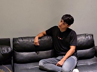 이 잔혹한 계모가 거대한 스트랩온으로 의붓아들의 순결한 항문을 짓밟는, 궁극의 권력 교환을 경험해 보세요. 그녀의 강력한 움직임 하나하나가 가슴을 격렬하게 흔들게 하고, 꽉 조여 있던 그의 항문은 찢어질 듯 늘어납니다. 고통에 찬 그의 비명은 계모의 두꺼운 성기가 그의 전립선을 정확하게 자극하자 쾌락의 신음으로 바뀝니다. 그녀가 그를 뒤집어 눕히고 엉덩이를 활짝 벌린 후, 그를 황홀경에 떨게 만드는 잔혹한 항문 공격을 퍼붓는 모습을 지켜보세요. 그는 결국 그녀의 완벽한 가슴에 사정합니다. 이 금지된 가족 관계는 상상할 수 있는 모든 경계를 넘어서는, 적나라하게 촬영된 이 장면을 통해 드러납니다.