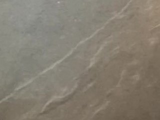 시스루 스타킹을 신은 아름다운 몸매의 여성들이 쾌락의 절정에 도달하는 궁극의 젖은 판타지를 경험해 보세요. 투명한 스타킹 천이 주체할 수 없는 여성의 사정액으로 흠뻑 젖어드는 모습은, 원초적인 욕망의 눈부신 광경을 연출합니다. 섬세한 소재는 모든 곡선에 밀착되고, 촉촉함이 스며들어 은밀한 부위를 드러냅니다. 매번의 움직임과 접촉은 더욱 강렬한 쾌감을 불러일으키고, 마침내 폭발적인 사정은 나일론 스타킹을 흠뻑 적시는 열정의 폭포와 같습니다. 여성의 성적 욕망과 만족감을 적나라하게 보여주는 이 영상은 어떤 상상도 할 수 없게 만듭니다.