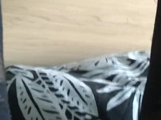 섬세한 나일론 스타킹을 신은 이 아름다운 여인이 자신의 가장 깊은 욕망을 탐구하는 모습을 감상하세요. 그녀의 손가락이 민감한 살결 위를 춤추듯 움직이며 온몸에 퍼져나가는 쾌감을 만들어냅니다. 흥분이 고조될수록 허벅지 사이의 촉촉한 곳의 윤기가 그녀의 흥분을 더욱 분명하게 드러냅니다. 부드러운 피부와 나일론 스타킹의 질감이 아름다운 대비를 이루는 가운데, 그녀는 자유분방하게 자신을 만족시키며 신음 소리를 방안 가득 울려 퍼뜨립니다. 마침내 폭발적인 절정에 다다르자 그녀는 온몸이 떨리고 숨이 막힐 듯합니다.