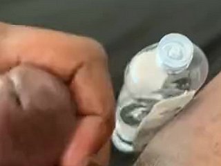 나른한 오후 햇살이 블라인드 사이로 쏟아져 들어오는 가운데, 한 손이 두껍고 단단하게 발기한 성기를 단단히 감쌌다. 능숙한 손길로 오후의 의식이 시작되었고, 쾌락의 절정으로 치닫았다. 손가락은 예민한 귀두를 능숙하게 애무하고, 다른 손은 묵직한 고환을 감싸 안아 부드러운 애무와 단단한 주무름을 번갈아 가며 이어갔다. 숨이 턱 막히고 근육이 긴장하며 절정에 다다르자, 리드미컬한 움직임이 점점 빨라지며 가슴 위로 강력한 사정을 쏟아낼 준비가 되었다.